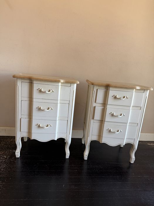 2 mesas de cabeceira