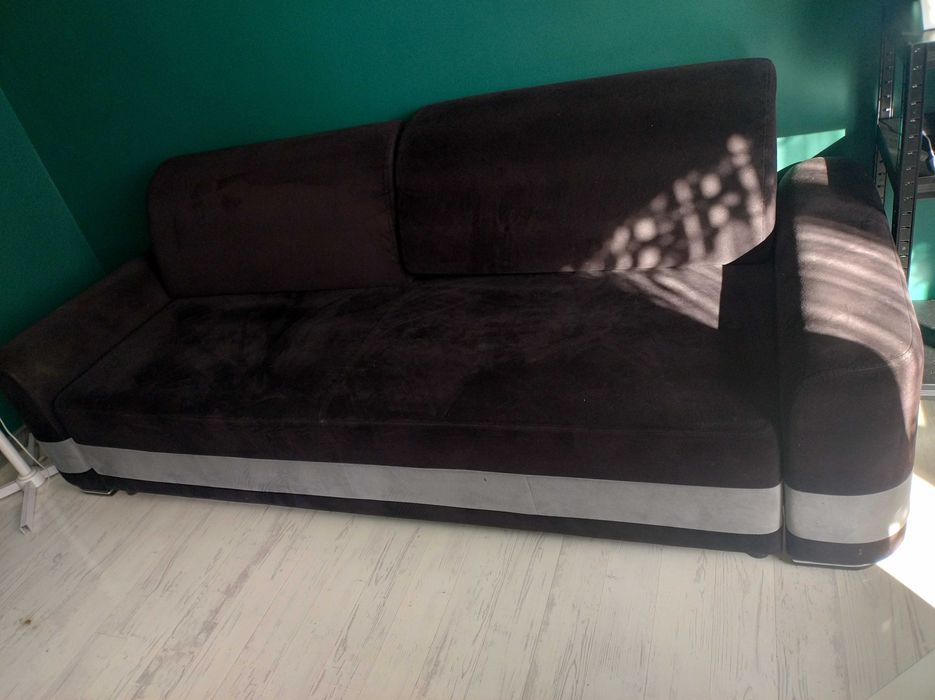Rozkładana sofa z pojemnikiem.