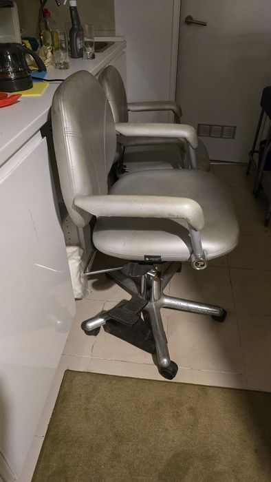 Cadeira de barbeiro/cabeleireiro Pietranera 5’60
3,700.00€ – 4,187.00€