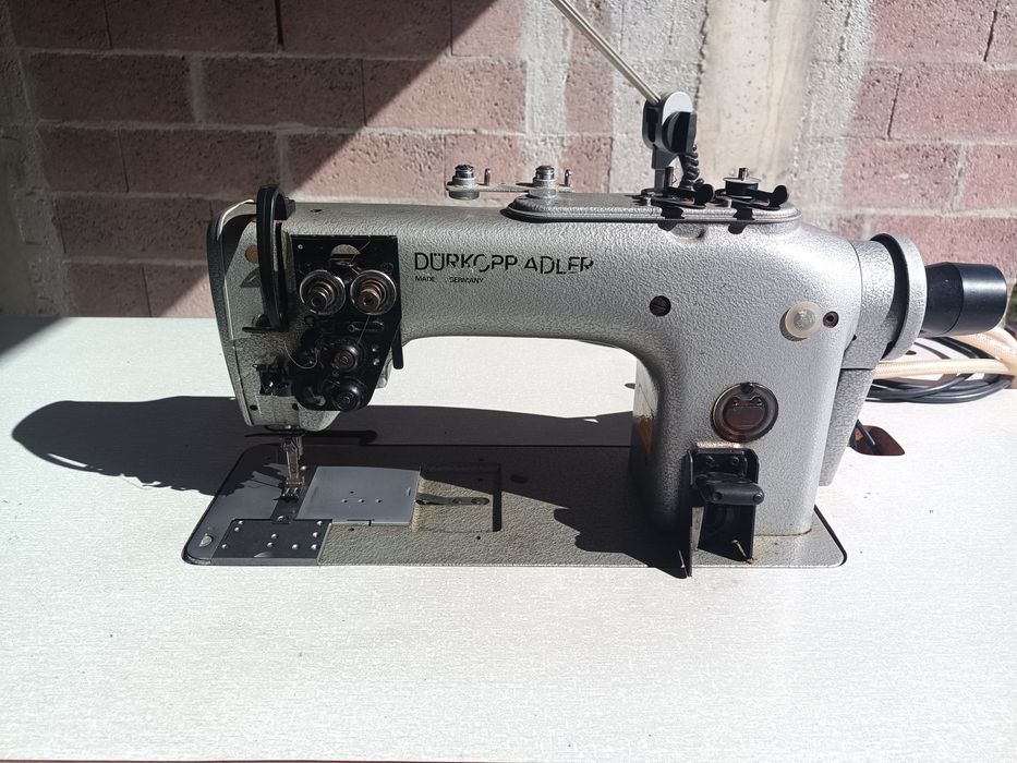 Máquina de costura industrial DURKOOP ADLLER