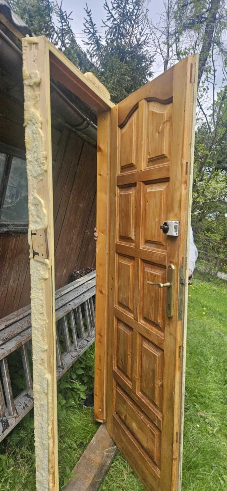 Drzwi drewniane z ościeżnicą i klamka+ zamek