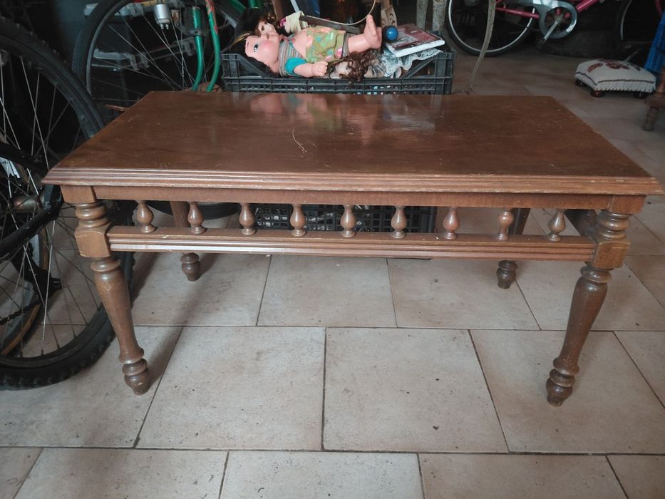 Mesinha antiga de madeira maçiça de sala de estar com pequenas marcas