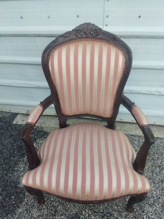 Cadeira antiga as riscas