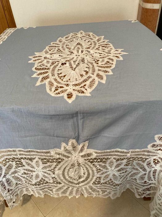Toalha azul com renda branca - 150 x 150