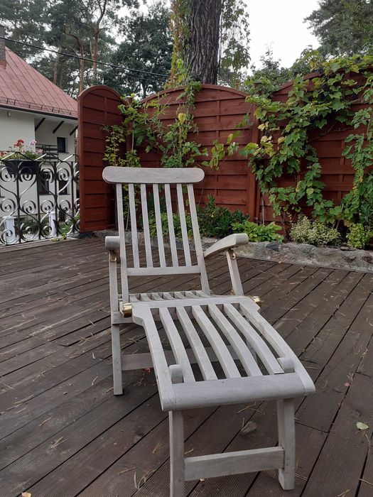 duży drewniany składany leżak ogrodowy