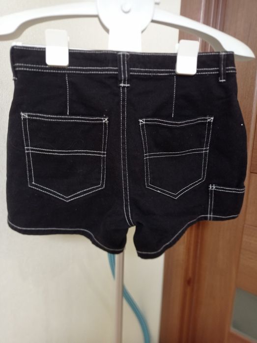 Чорні шорти з білими нитками