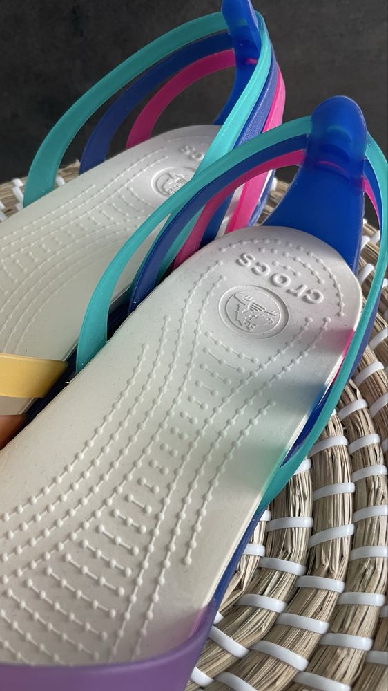 Crocs sandały Huarache Flat Multi/Cerulean Blue W8 38/39