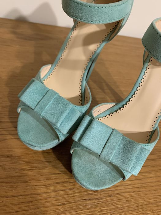 Босоніжки на підборах