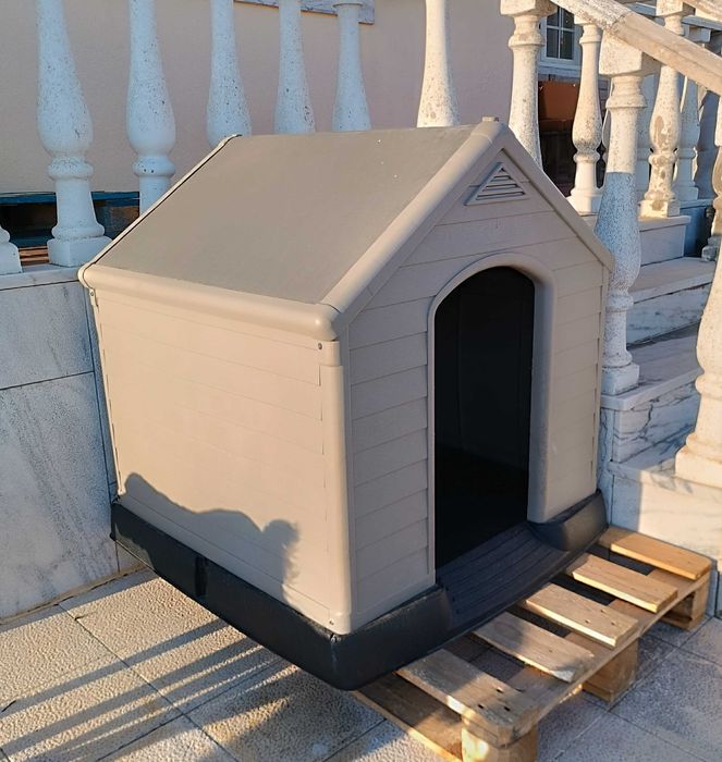 Casota para cão porte grande ou médio.  Espaçosa, resistente, lavável.