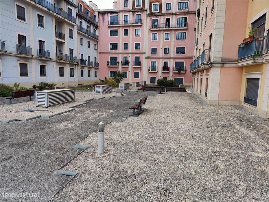 Apartamento T2 em Vila Nova de Gaia com Garagem e Elevador