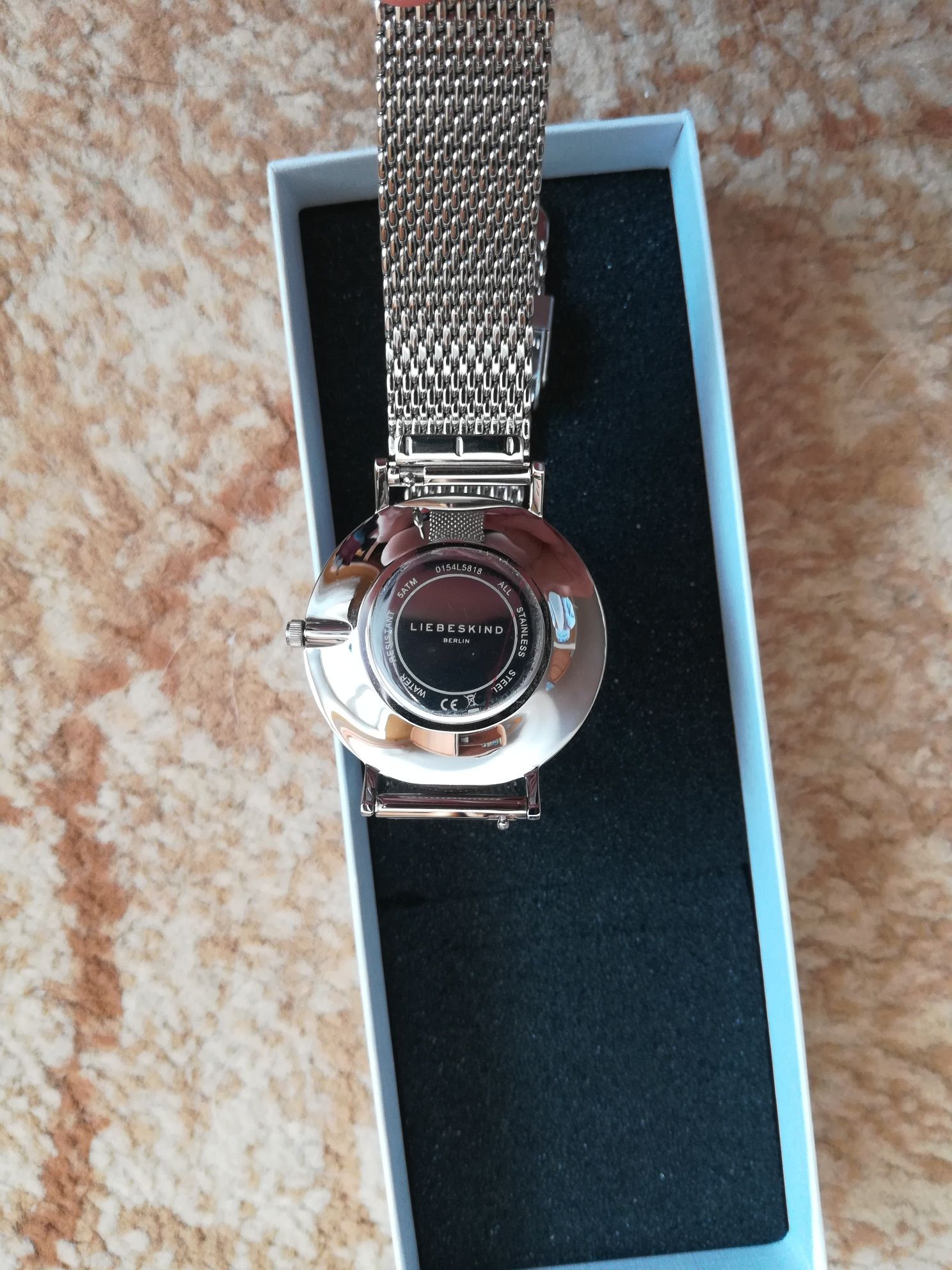 Zegarek biżuteryjny Liebeskind z czarną tarczą