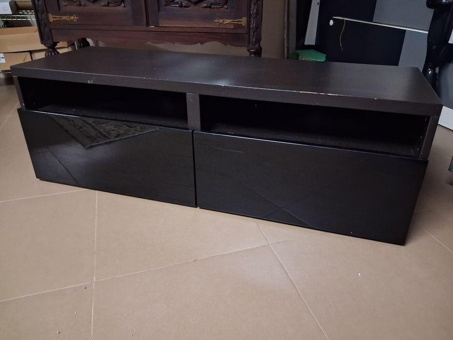 Móvel Besta Wengue com portas lacadas preto brilhante