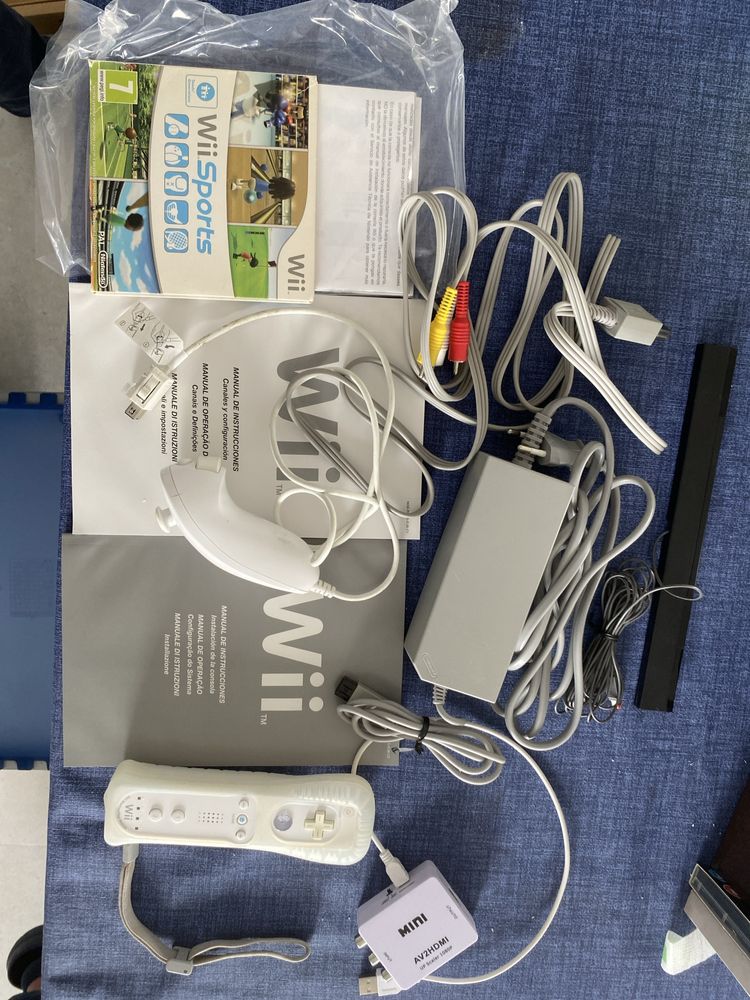 Wii usada, dentro da caixa, com acessórios e um jogo.