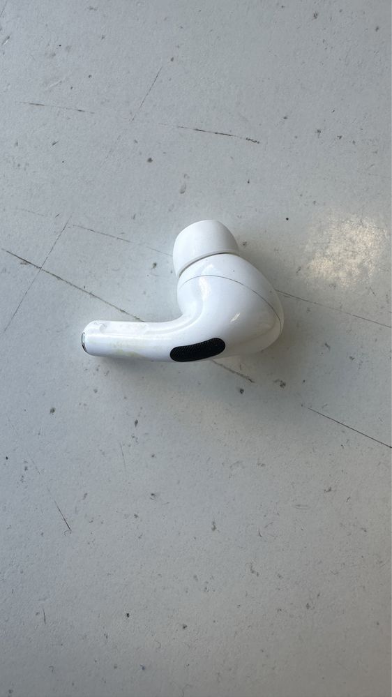 Продам левый наушник Airpods Pro