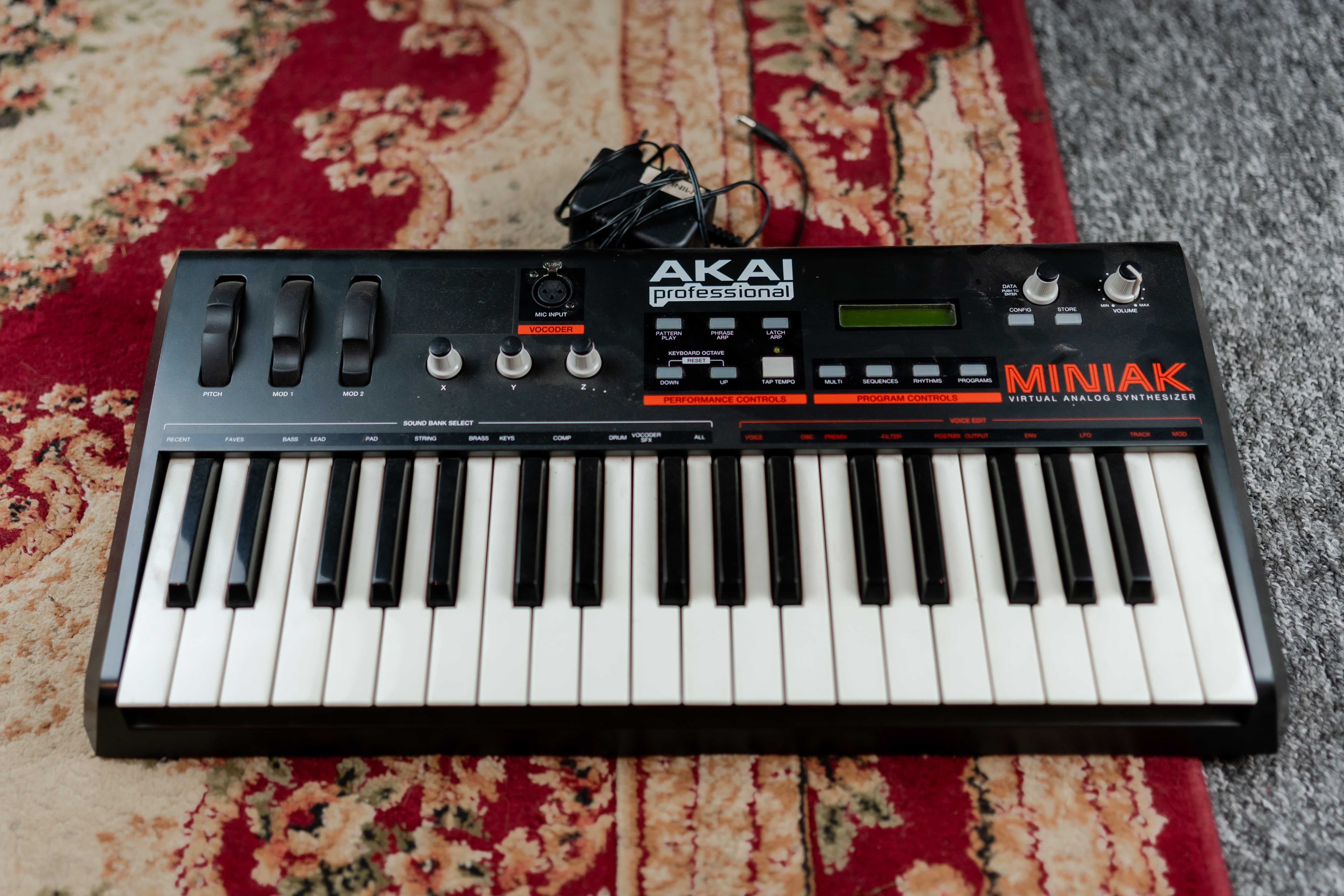 Akai MINIAK, syntezator