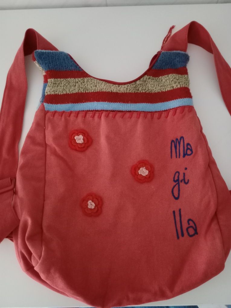 Mochila em tecido e crochê.