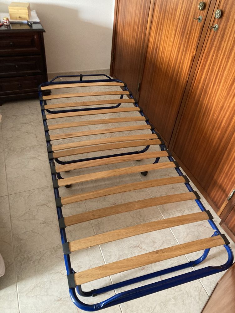 Cama dobrável pouco usada e com colchão