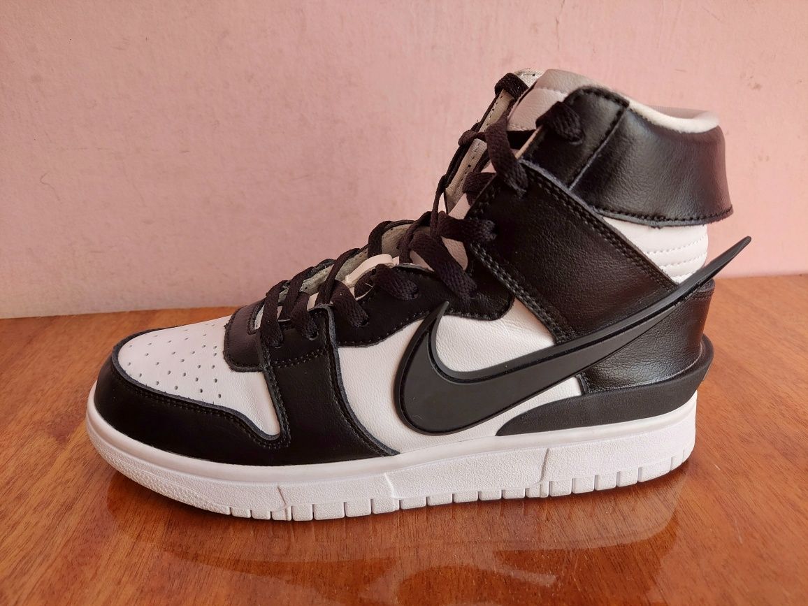 Кроссовки фірми Nike Dunk High Ambush Black White оригінал 

Розмір по