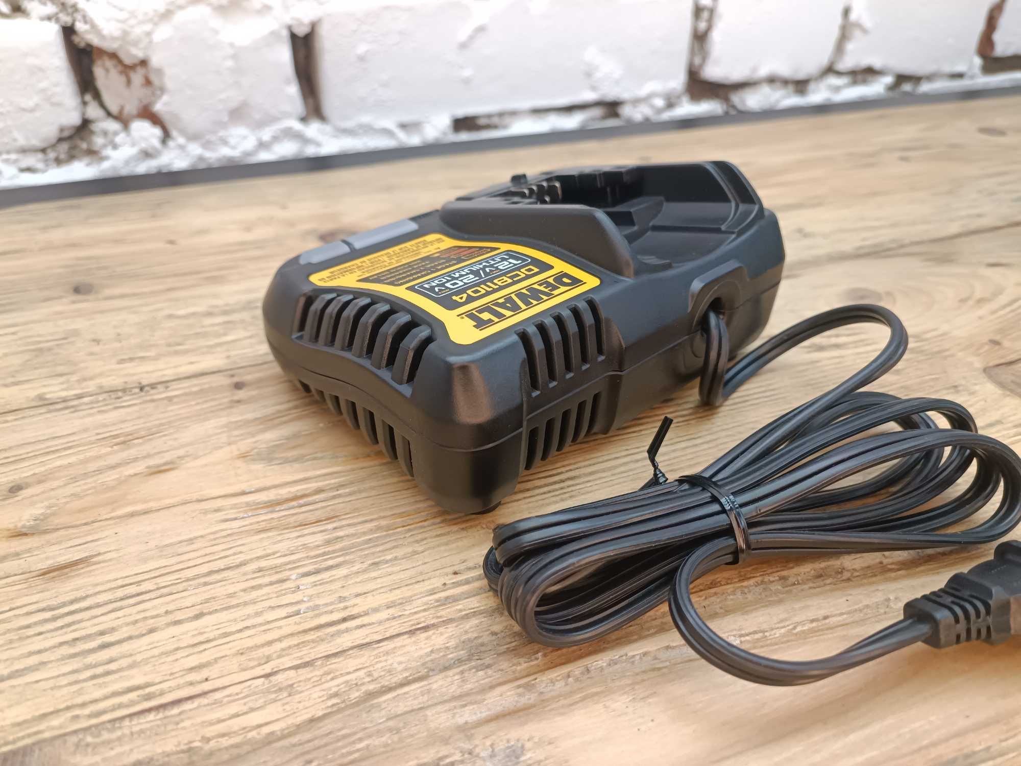Зарядка DeWalt DCB1104 20V з США Оригінал 220V