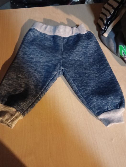 Sprzedam spodnie dresowe dla chłopca rozmiar 62-68