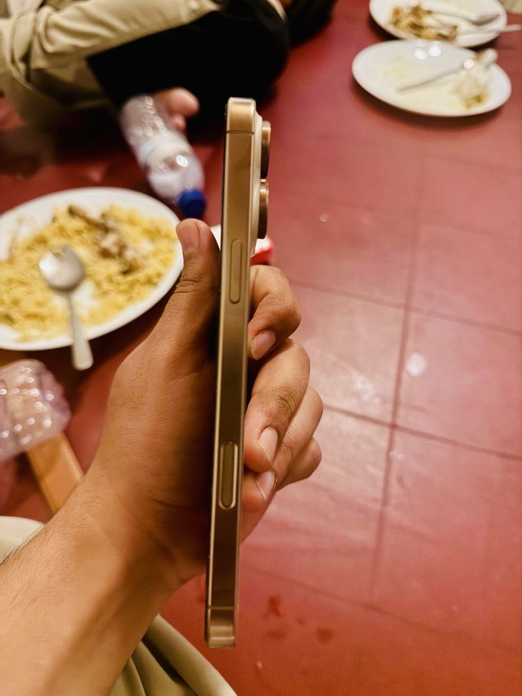 À Venda: iPhone 16 Pro Max – 256GB – Desert Titanium – Como Novo
