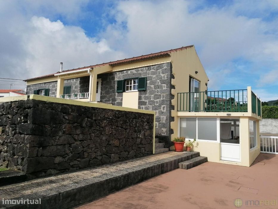 Localizado na freguesia de Pedro Miguel na Rua da Igreja.