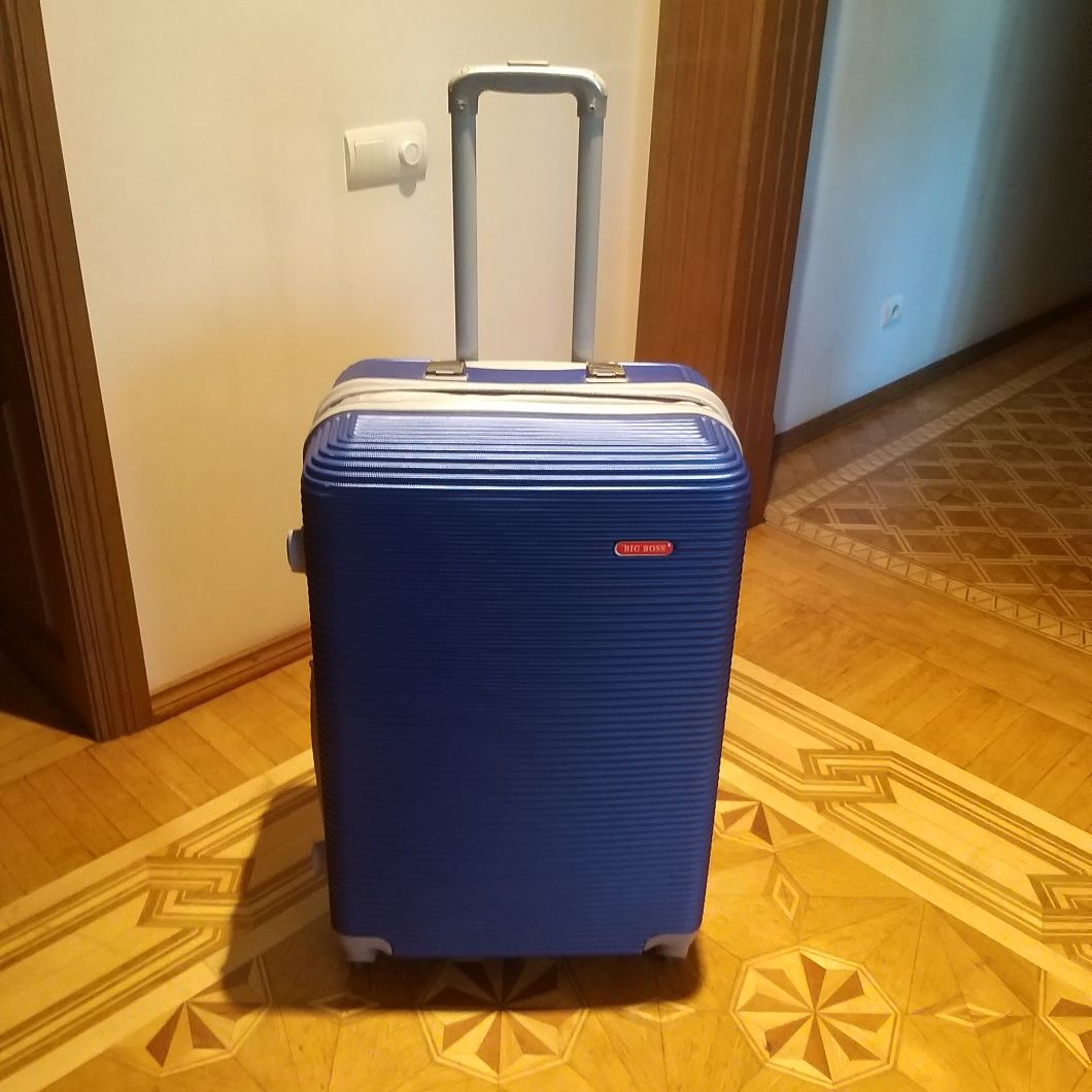 Продам красивый чемодан