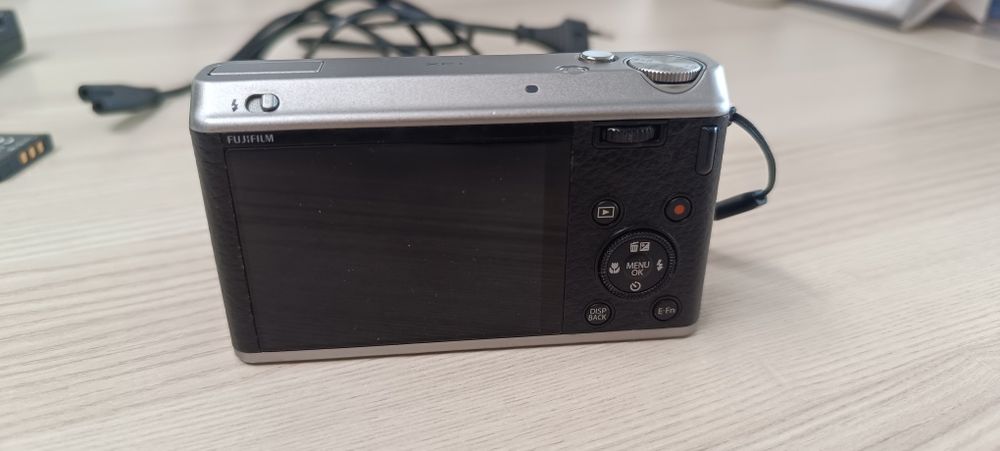 Fujifilm XF1 - kompaktowy vintage cyfrowy kieszonkowy aparat zoom