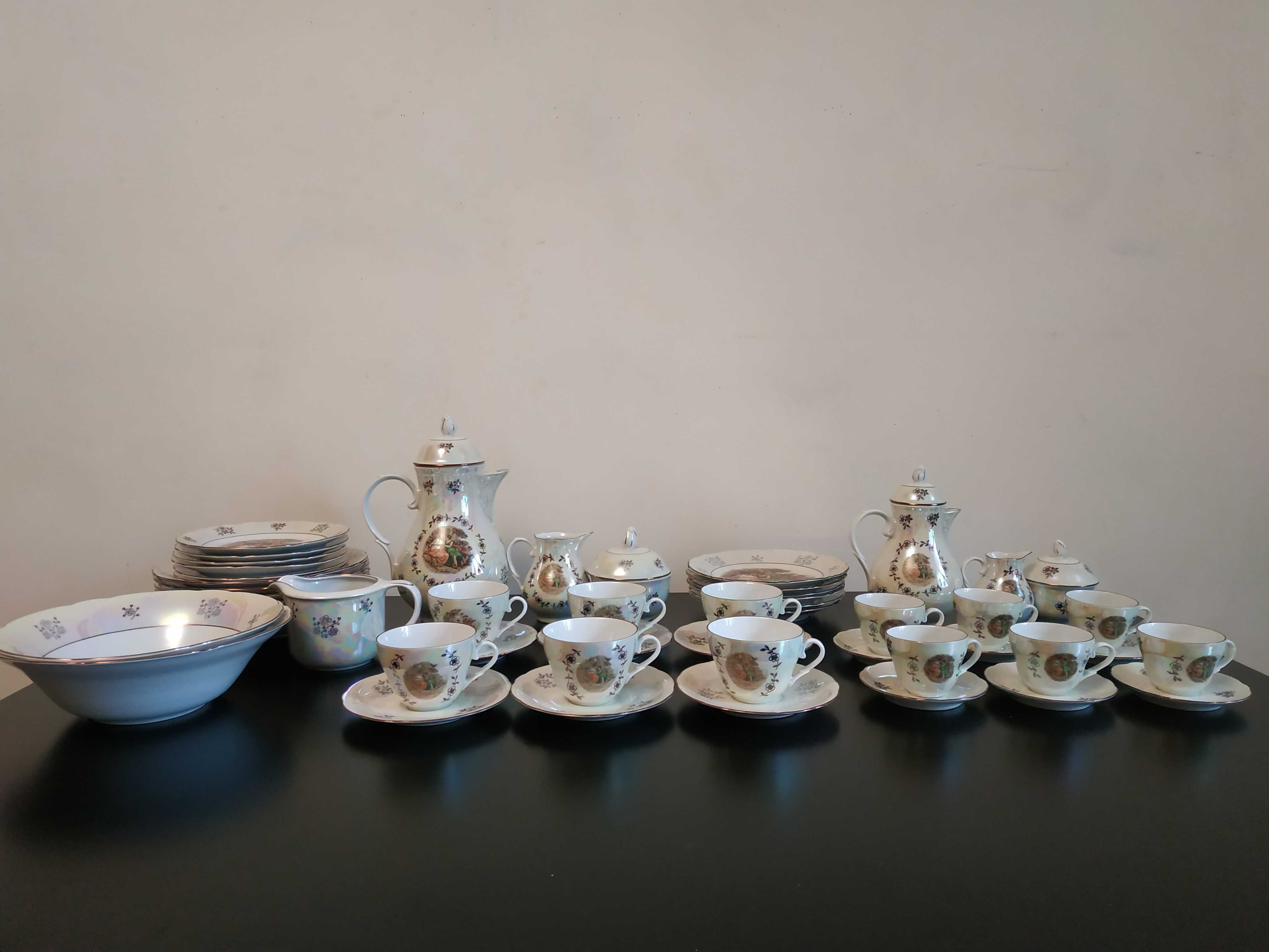 Чайно-кофейно-столовый сервиз "Мадонна" на 6 персон из
 50 предметов.