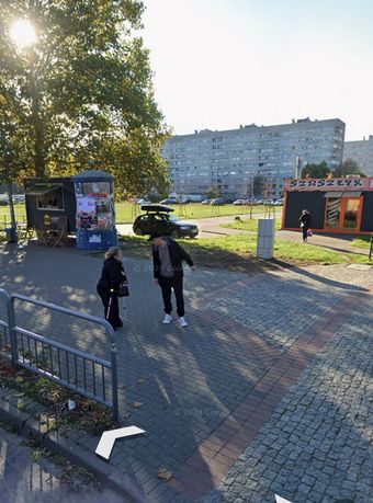 Plac w centrum, obok galerii Hosso