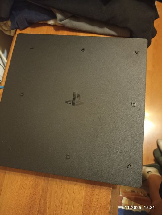Продам ps4 pro 1tb в ідеальному стані з невеличким торгом