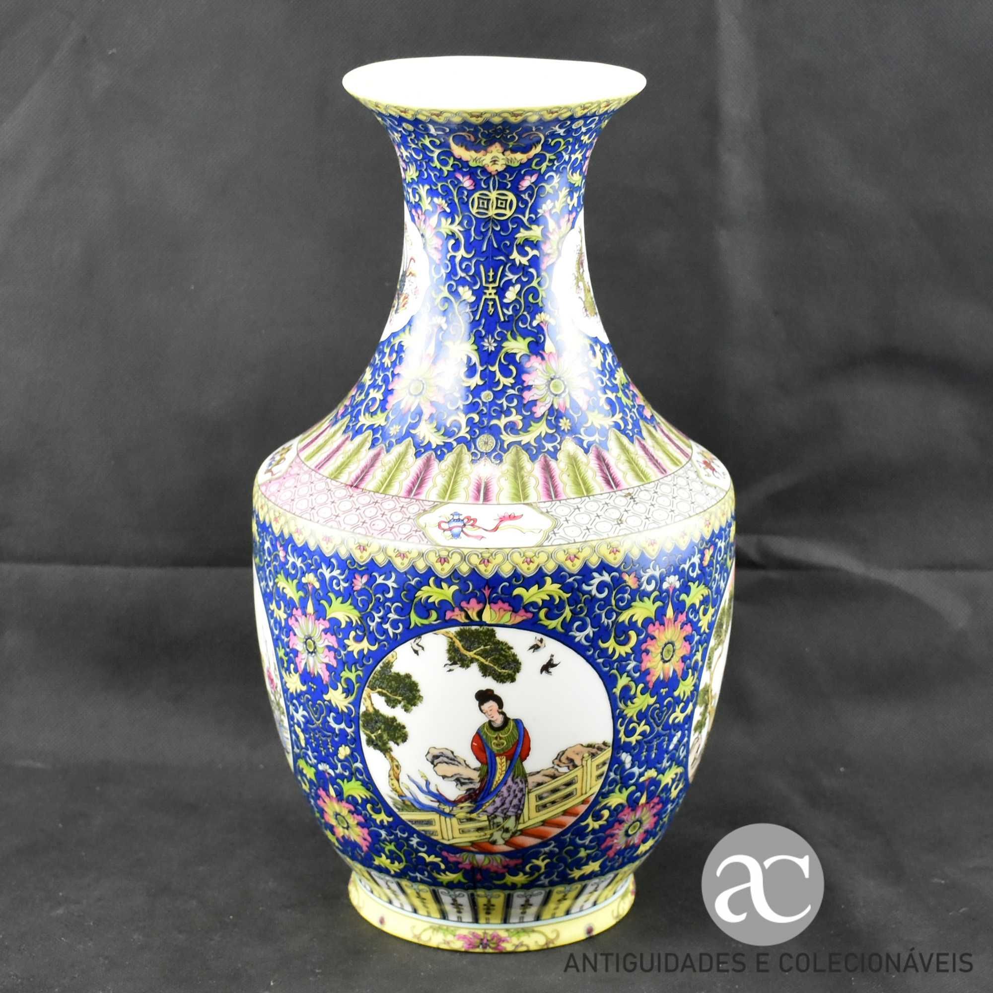 Jarra em porcelana da China decoração floral e figuras orientais