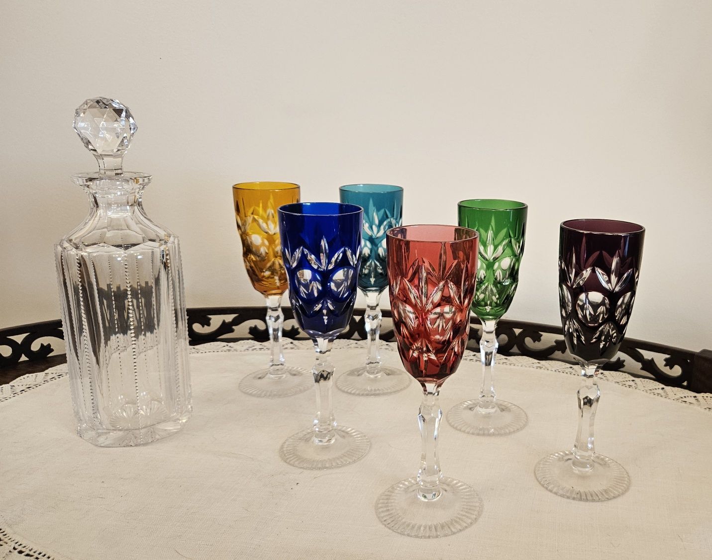 Decanter com 6 copos coloridos em Cristal