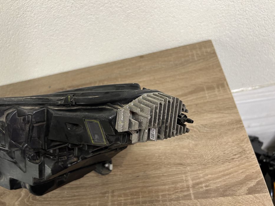 Фари Tesla Model 3 на запчастини в наявності.