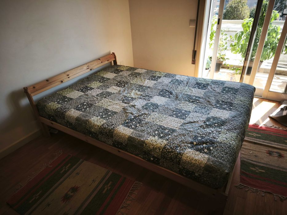 Cama de casal IKEA com estrado