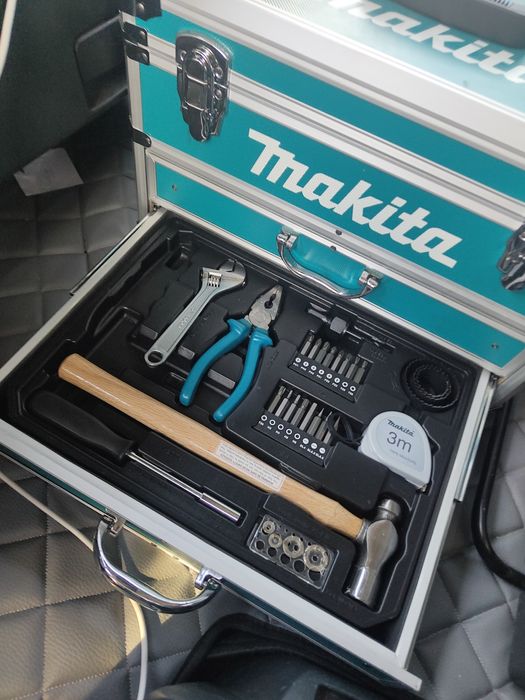 Skrzynka narzędziowa z osprzętem Makita