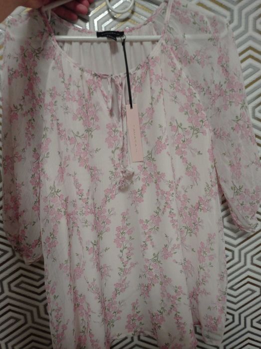 Ніжна блуза з сакурою