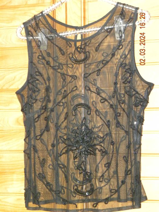 Tiulowa ozdoba z koralikami do noszenia na bluzce lub sukience.