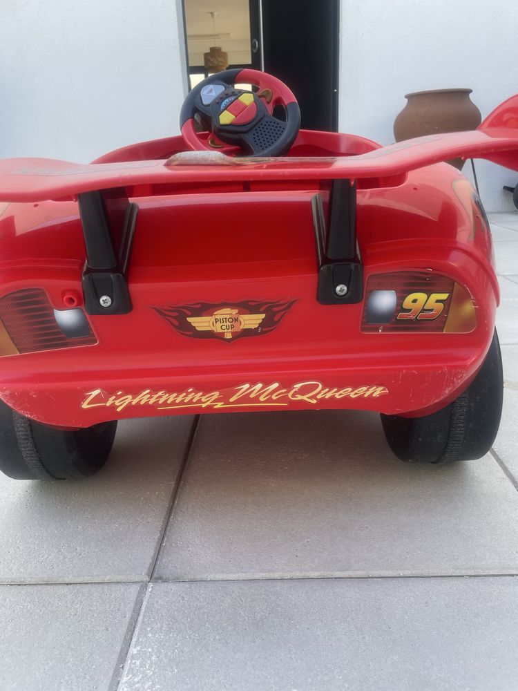 Carro Faisca mCqueen elétrico criança em bom estado