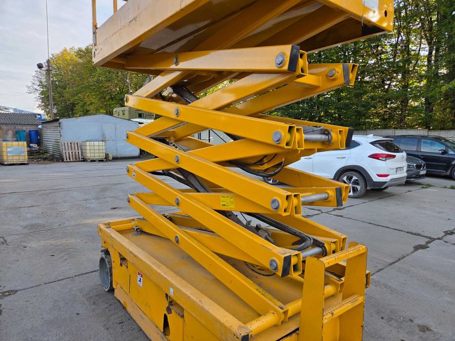 Ножничний підйомник Haulotte Compact 12, акамуляторний, пеканіска