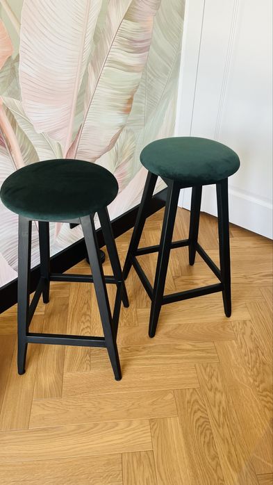 Hoker wysoki – drewno, czarny, obicie velvet butelkowa zieleń