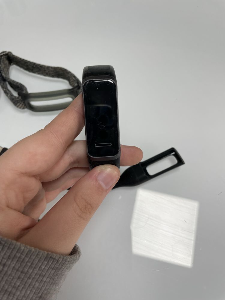 relógio Huawei com 3 braceletes e um carregador