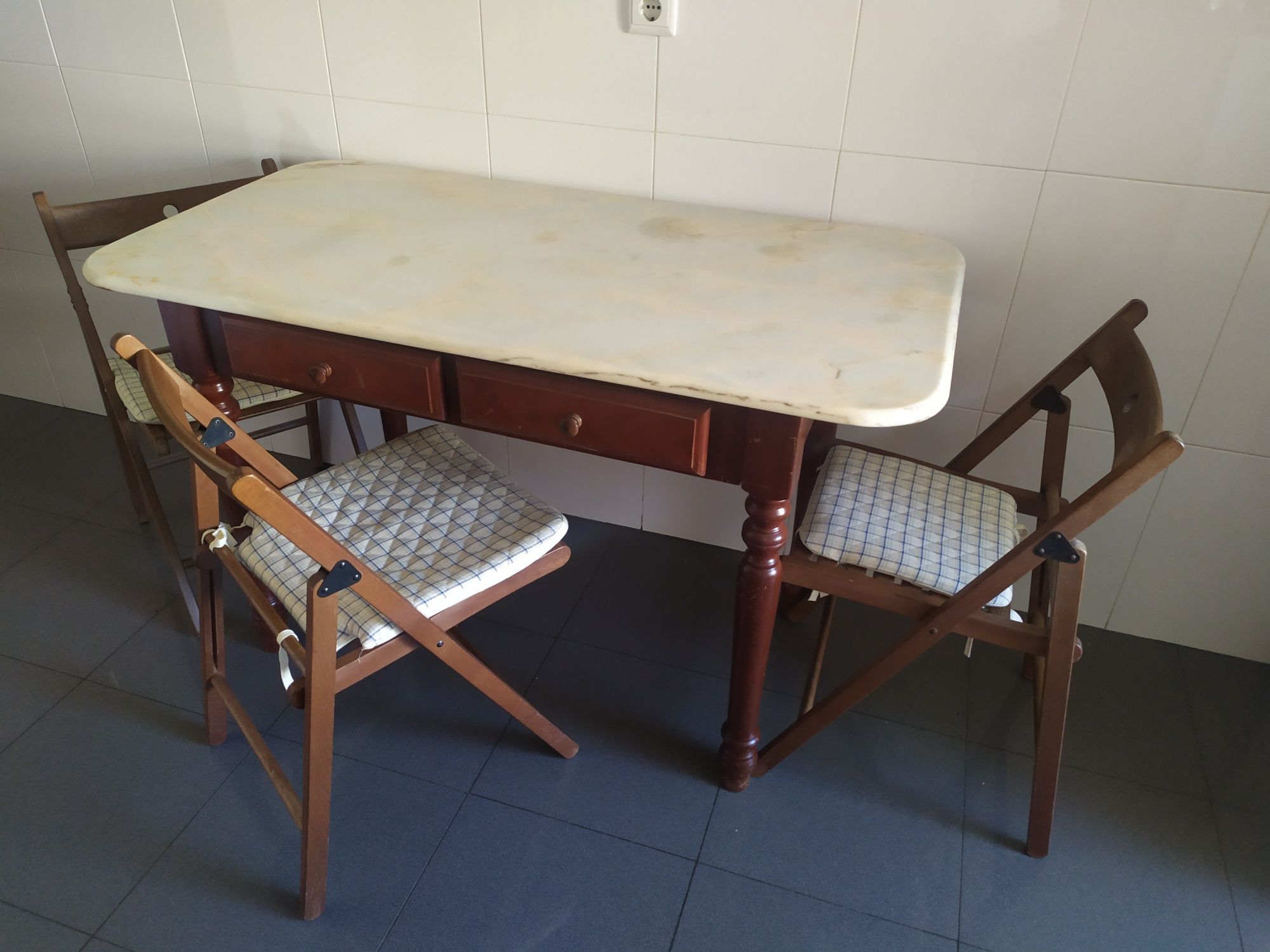 Mesa mármore  com três cadeiras