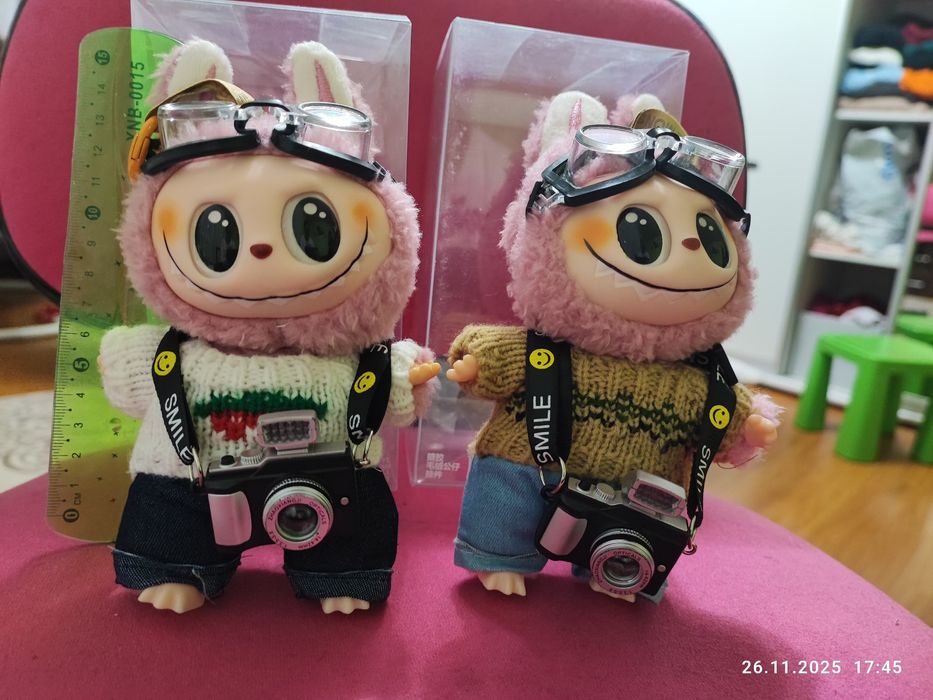 Лабубу з фотоапаратом та окулярами