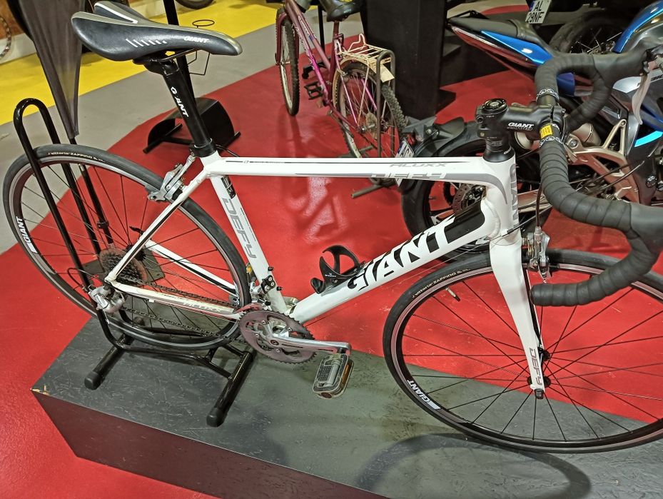 Bicicleta de estrada GIANT Defy