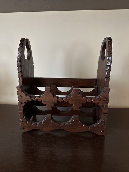 Śliczny ozdobny drewniany stojak na 6 butelek win