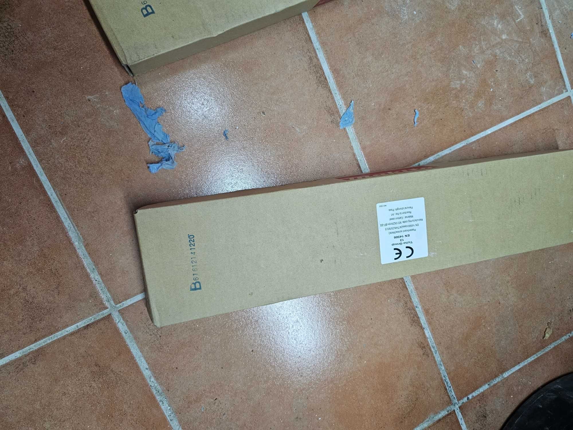2 caixas de parafusos  de pente makita