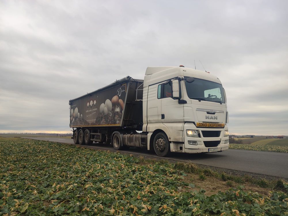 Transport slomy materiałów sypkich plodów rolnych