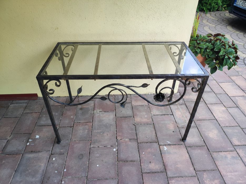 Stoliczek żelazny