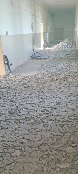 Kucie tynków,wylewek. Pogłębianie piwnic.